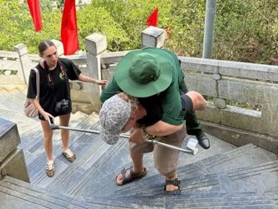 Khoảnh khắc du khách Pháp cõng cựu chiến binh lên Cột cờ Lũng Cú gây xúc động