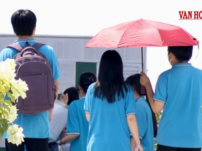 Chiều 13.8, thí sinh đến làm thủ tục dự thi lại tốt nghiệp THPT ở Tuyên Quang