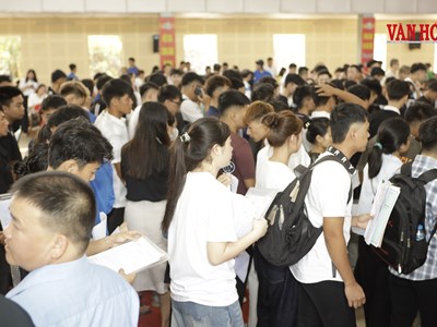 Tân sinh viên rộn ràng ngày nhập học tại Thái Nguyên