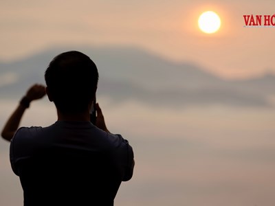 Ngắm bình minh trên biển mây ở đỉnh Đồn Đèn ở Thái Nguyên