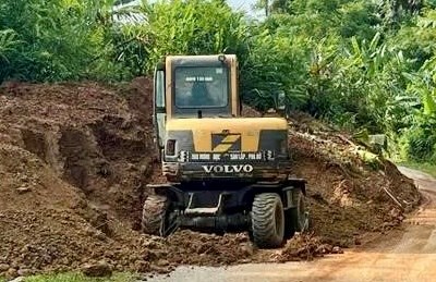 Lượng lớn đất đá “án ngữ” tuyến đường liên xã ở Thái Nguyên