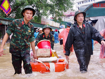 Hàng trăm chiến sĩ dầm mình trong nước lũ giúp người dân ở Lạng Sơn