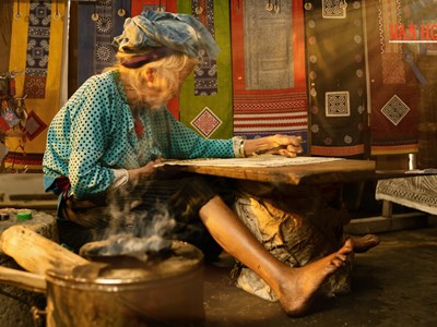 Pho sử sống giữ “hồn cốt” nghề vẽ sáp ong của người Mông nơi địa đầu Tổ quốc