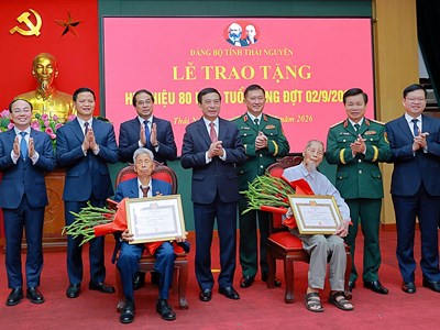 Đại tướng Phan Văn Giang trao Huy hiệu 80 năm tuổi Đảng tại Thái Nguyên