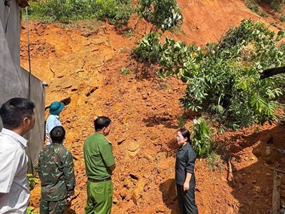 Lượng lớn đất đá sạt lở xuyên thủng tường nhà dân ở xã miền núi Thái Nguyên