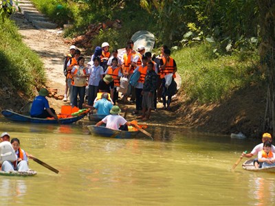 Chòng chành nhịp đò ngày khai giảng bên bến Đoàn Kết