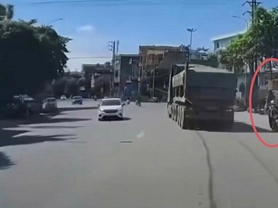 Xác minh vụ xe tải chuyển hướng, cuốn xe máy vào gầm ở Thái Nguyên