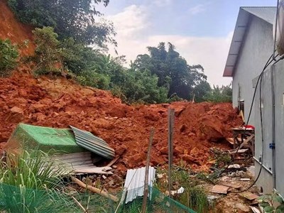 Mưa lớn gây sập nhà dân và sạt lở nhiều tuyến đường Lào Cai