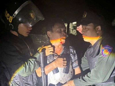 Khống chế người đàn ông mặc áo giáp tự chế dùng dao tấn công công an