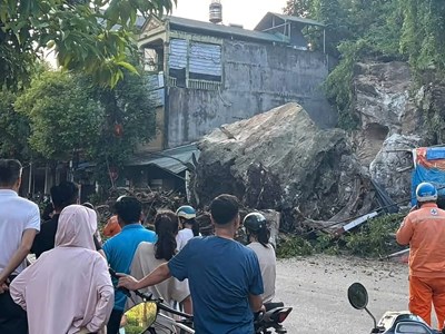 Đá lớn lăn từ sườn đồi xuống đè sập quán hàng ở Tuyên Quang