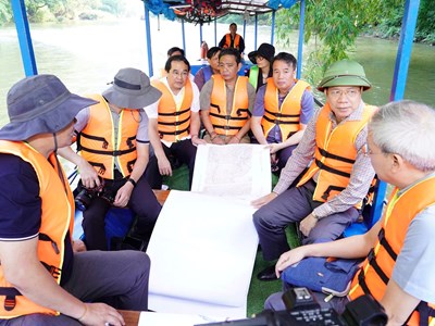 Thứ trưởng Bộ VHTTDL Hoàng Đạo Cương khảo sát thực tế hồ Ba Bể