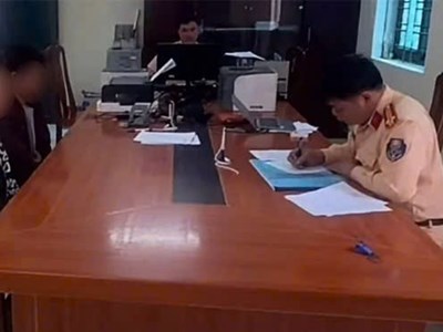 Xử lý 2 nam thanh niên buông 2 tay “múa quạt” trên quốc lộ