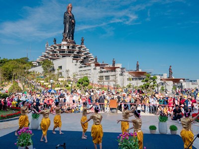 Đến núi Bà Đen khám phá văn hóa Khmer dịp 30.4-1.5