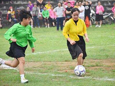 Độc đáo giải bóng đá nữ trang phục các dân tộc ở Lục Yên
