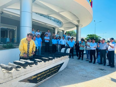 Kiên Giang tiếp nhận 10 bộ nhạc cụ đàn đá