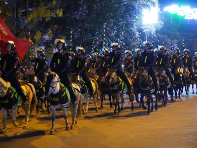 Biểu diễn kỵ binh, nhạc kèn phục vụ người dân, du khách thành phố Điện Biên Phủ