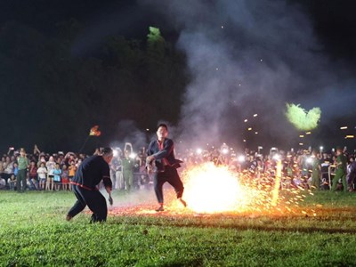 Nghi lễ nhảy lửa của người Pà Thẻn là sản phẩm du lịch đặc trưng của Lâm Bình