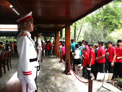 Hàng vạn người dân, khách quốc tế thăm Khu Di tích Chủ tịch Hồ Chí Minh tại Phủ Chủ tịch