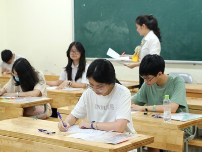 Hơn 100.000 thí sinh Hà Nội thi vào lớp 10 môn Ngữ văn
