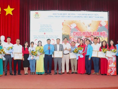 Biểu dương 55 gia đình công nhân, viên chức, lao động tiêu biểu