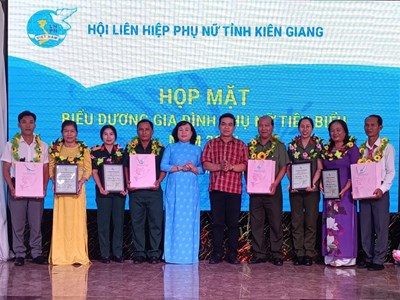 Kiên Giang biểu dương 33 hộ gia đình phụ nữ tiêu biểu 
