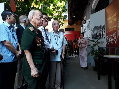 Trưng bày chuyên đề “Thắp ngọn lửa hồng”