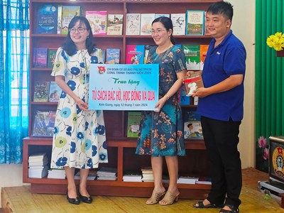 Kiên Giang trao tặng “Tủ sách Bác Hồ chắp cánh ước mơ” 