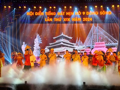 Rực rỡ sắc màu trong đêm khai mạc Hội diễn “Tiếng hát hẹn hò 9 dòng sông”