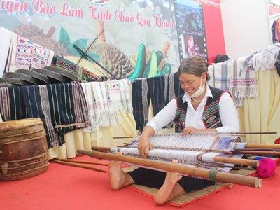 Người Mạ ở Lâm Đồng nỗ lực giữ nghề dệt thổ cẩm 