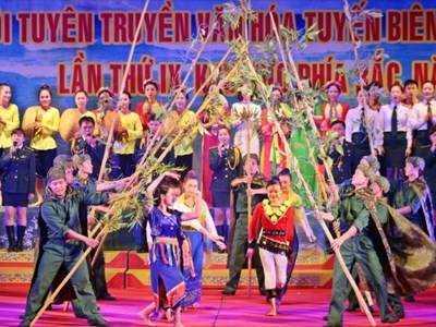 Tổ chức Đội tuyên truyền văn hóa biểu diễn phục vụ đồng bào các dân tộc thiểu số