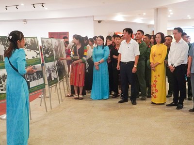 Khai mạc triển lãm ảnh chuyên đề “Bác Tôn với Quân đội nhân dân Việt Nam” 