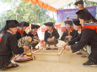 Người Dao Tiền ở Đà Bắc giữ nghề dệt truyền thống