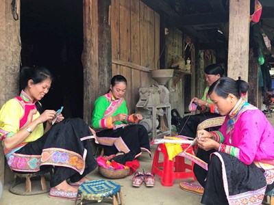 Người Xạ Phang ở Tủa Chùa giữ nghề làm giày thêu truyền thống