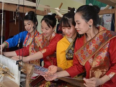Nghệ thuật trang trí trên trang phục của người Lào là Di sản văn hóa phi vật thể quốc gia