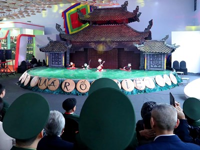 Nghệ thuật múa rối hút khách tại Triển lãm Quốc phòng quốc tế Việt Nam