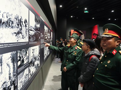 Dòng người tham quan Bảo tàng Quân sự ngày kỷ niệm 80 năm thành lập QĐNDVN