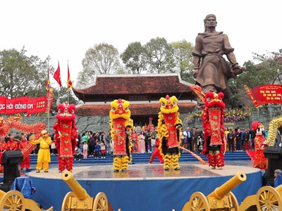 Hàng ngàn người dân và du khách tham dự Lễ hội gò Đống Đa 