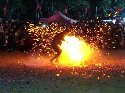 Về Linh Phú vui hội nhảy lửa độc đáo của người Pà Thẻn