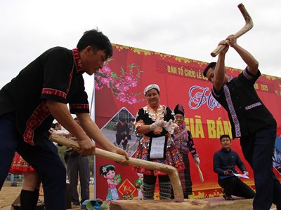 “Bánh giầy” - nét văn hóa ẩm thực độc đáo của người Mông