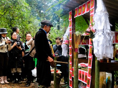 “Lễ cúng rừng“- nét văn hóa độc đáo của người Mông ở Nà Hẩu 