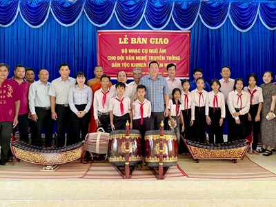Kiên Giang bàn giao nhạc cụ cho Đội Văn nghệ Khmer 