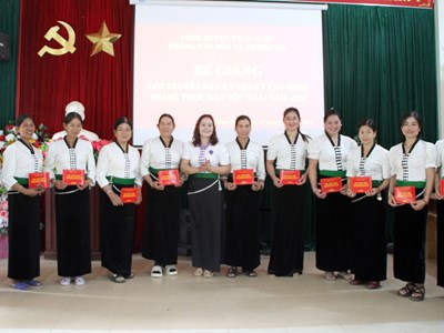 Truyền dạy kỹ thuật tạo hình trang phục truyền thống dân tộc Thái