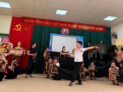  Nâng cao năng lực hoạt động văn nghệ, trò chơi dân gian các dân tộc