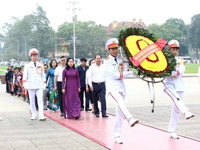 Đoàn đại biểu già làng, trưởng bản, nghệ nhân các dân tộc Việt Nam báo công dâng Bác