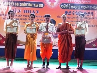 Liên hoan văn nghệ và trình diễn trang phục nét đẹp dân tộc Khmer 