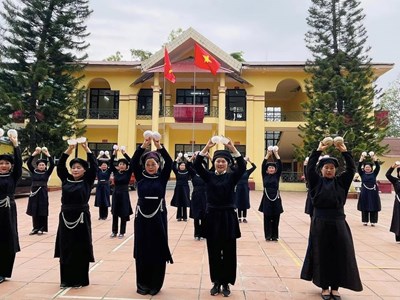Truyền dạy nghệ thuật trình diễn dân gian “Múa bát” của người Tày 