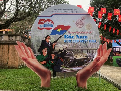 Triển lãm trưng bày chuyên đề “Bắc Nam sum họp một nhà” 