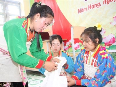  Người Mảng ở Nậm Nhùn giữ nghề may trang phục truyền thống