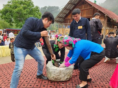 Bánh giầy- món ẩm thực truyền thống đặc sắc các dân tộc Mèo Vạc