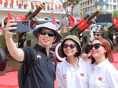 Người dân, du khách háo hứng với dàn pháo phục vụ đại lễ tại bến Bạch Đằng